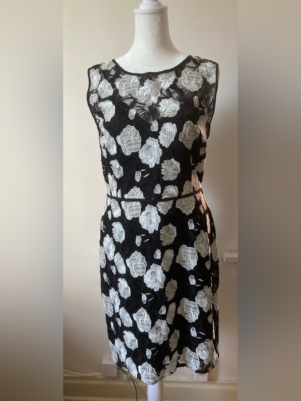 👗 NWOT Waist 32” Sam Edelman Floral Embroidered Sleeveless Lace Sheath Dress